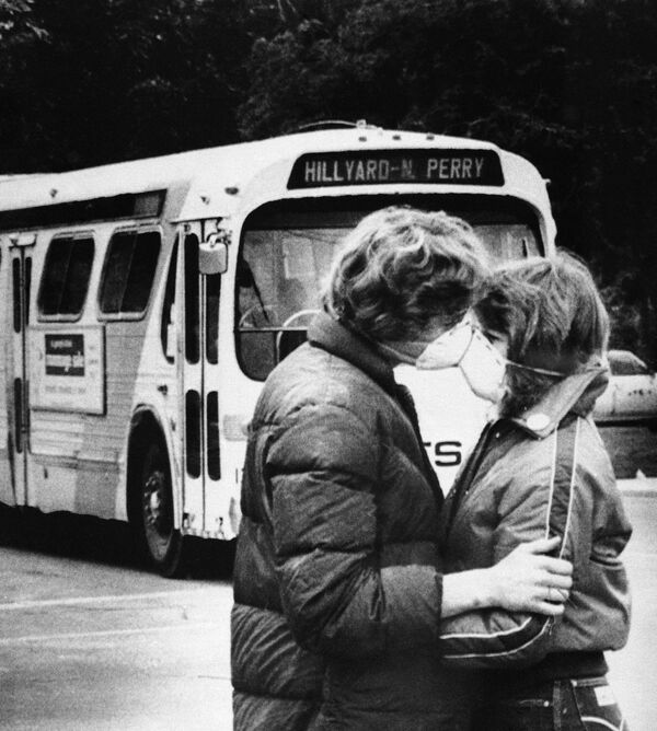 Học sinh đeo khẩu trang hôn nhau khi núi lửa St. Helens phát tán tro, Hoa Kỳ, năm 1980 - Sputnik Việt Nam