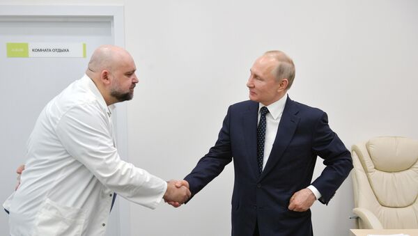 Tổng thống Nga Vladimir Putin và Denis Protsenko, bác sĩ trưởng của bệnh viện ở Kommunarka  - Sputnik Việt Nam
