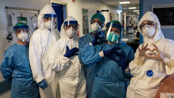 Các y tá mặc đồ bảo hộ tại bệnh viện Cremona, Ý - Sputnik Việt Nam