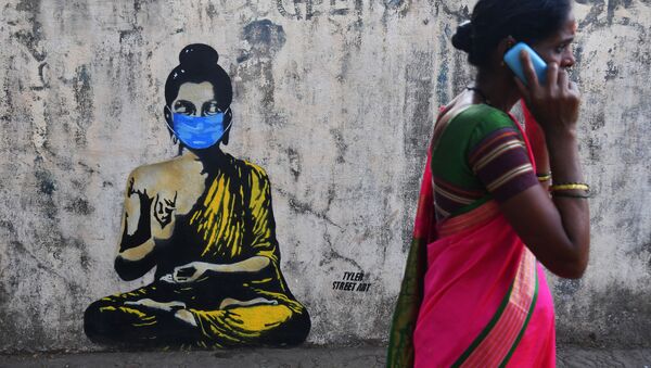 Đức Phật trong một mặt nạ bảo vệ trên graffiti ở Mumbai - Sputnik Việt Nam