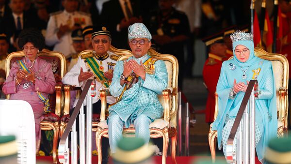 Quốc vương mới của Malaysia, Quốc vương Abdullah và Nữ hoàng Aziz Amin Maimuna trong tòa nhà quốc hội ở Kuala Lumpur - Sputnik Việt Nam
