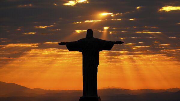 Chúa Cứu thế trong lúc mặt trời mọc ở Rio de Janeiro, Brazil - Sputnik Việt Nam