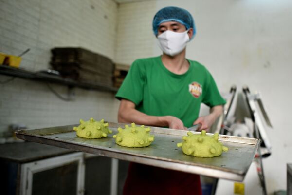 Đầu bếp Việt Nam Đặng Văn Khu đeo khẩu trang và những chiếc bánh hình coronavirus - Sputnik Việt Nam