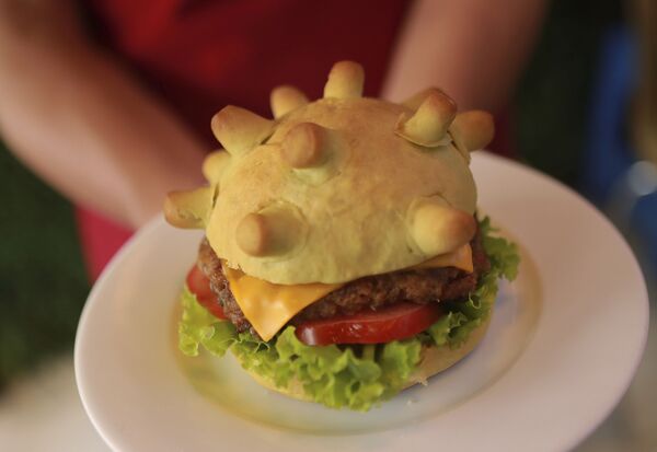 Bánh burger hình coronavirus Corona burger tại một nhà hàng ở Hà Nội, Việt Nam - Sputnik Việt Nam