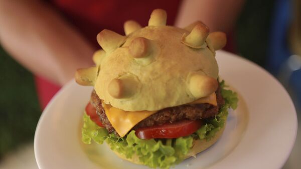 Bánh burger hình coronavirus Corona burger tại một nhà hàng ở Hà Nội, Việt Nam - Sputnik Việt Nam