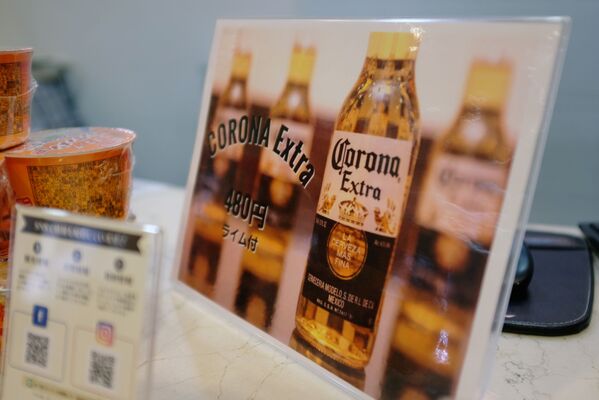 Bảng quảng cáo giảm giá bia Corona tại quầy lễ tân khách sạn Osaka, Nhật Bản - Sputnik Việt Nam