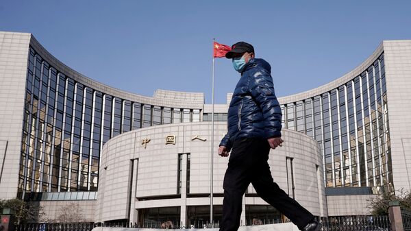 Người đàn ông đeo mặt nạ trên nền của Ngân hàng Nhân dân Trung Quốc - Sputnik Việt Nam