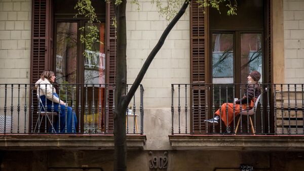 Hai phụ nữ giao tiếp từ ban công nhà mình ở Barcelona - Sputnik Việt Nam