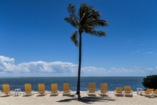 Ghế tắm nắng trống tại khu nghỉ mát Florida Keys, đóng cửa đối với du khách trong thời gian dịch coronavirus - Sputnik Việt Nam