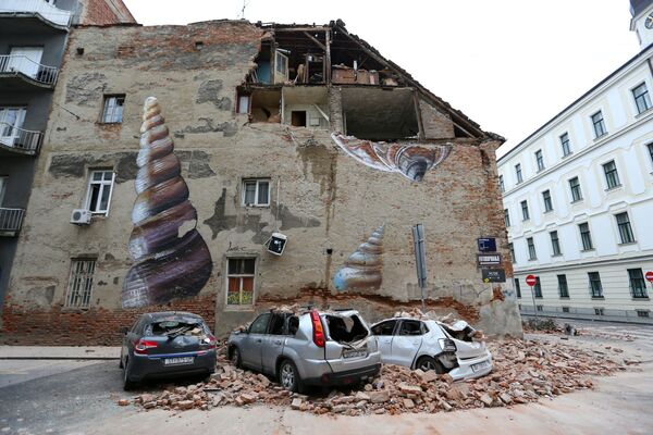 Những chiếc xe bị hư hại sau trận động đất ở Zagreb, Croatia - Sputnik Việt Nam