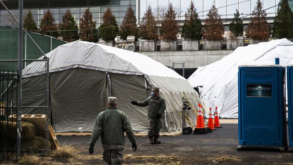 Các công nhân đang xây dựng một nhà xác gần Bệnh viện Bellevue ở New York. - Sputnik Việt Nam