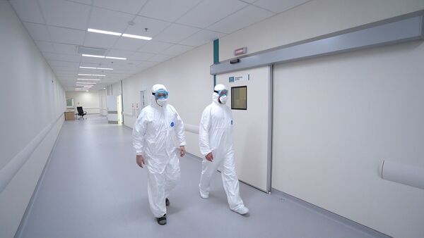 Nhân viên bệnh xá trong khu vực tổ hợp bệnh viện ở Kommunarka - Sputnik Việt Nam