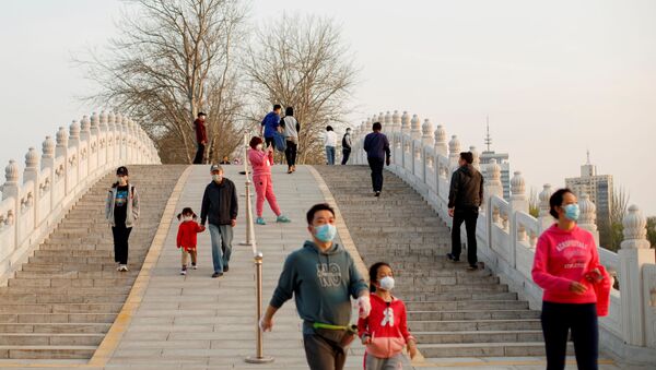 Người đi bộ trong một công viên ở Bắc Kinh. - Sputnik Việt Nam