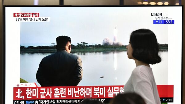 Kim Jong-un trong chương trình tin tức tại nhà ga Seoul Hàn Quốc - Sputnik Việt Nam