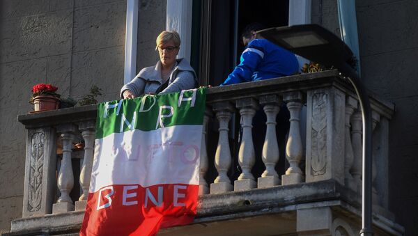 Người phụ nữ trên ban công với dòng chữ Mọi thứ sẽ ổn trên lá cờ của Ý ở Milan - Sputnik Việt Nam