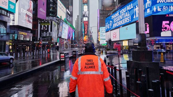 Người đàn ông của Times Square Alliance ở quảng trường Times trống ở New York - Sputnik Việt Nam