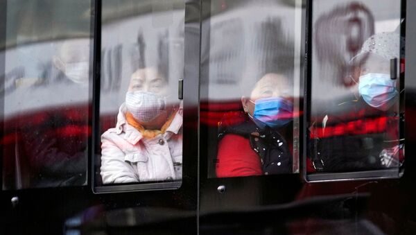Những người đeo khẩu trang đi xe buýt ở Thượng Hải, Trung Quốc. - Sputnik Việt Nam