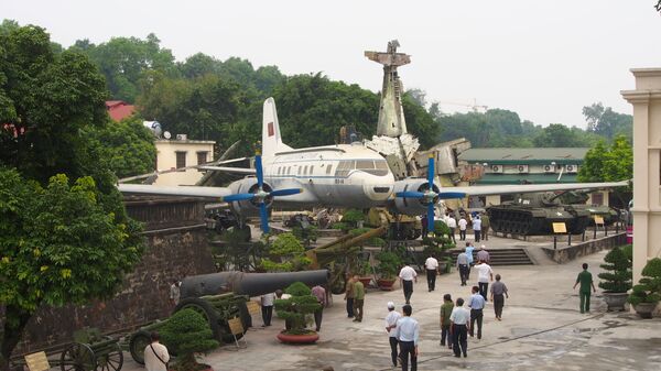 Máy bay vận tải quân sự Il-14 tại Bảo tàng Lịch sử Quân sự Việt Nam - Sputnik Việt Nam