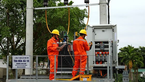 Công nhân Tổng Công ty Điện lực TP Hà Nội vận hành cung cấp điện cho các phụ tải trên địa bàn. - Sputnik Việt Nam
