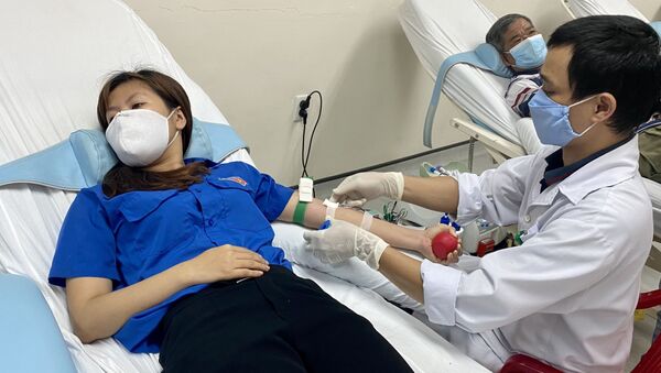 Đoàn viên, thanh niên Bệnh viện Trung ương Huế tham gia hiến máu. - Sputnik Việt Nam