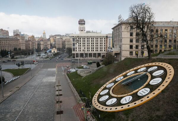 Đồng hồ chỉ 12 giờ trưa trên Quảng trường Maidan vắng vẻ ở Kiev trong đại dịch coronavirus - Sputnik Việt Nam