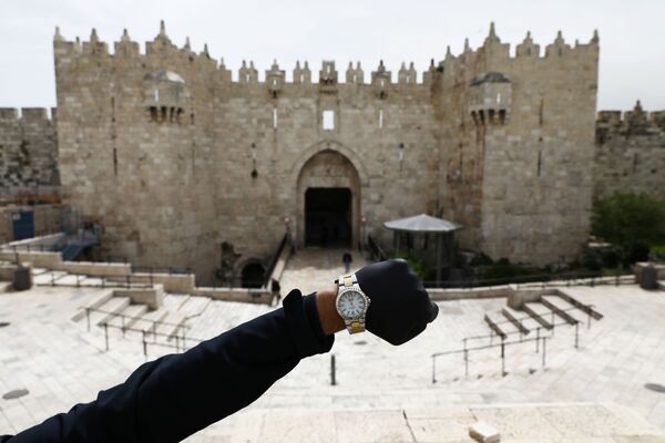 Đồng hồ đeo tay chỉ 12 giờ trưa trên nền Cổng Damascus ở Jerusalem trong đại dịch coronavirus - Sputnik Việt Nam