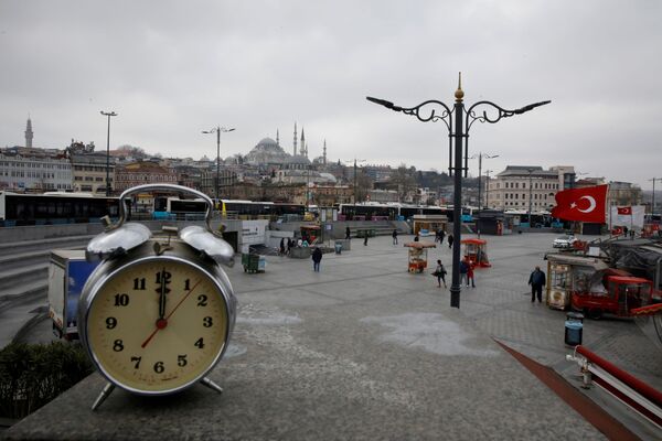 Đồng hồ báo thức chỉ 12 giờ trưa ở khu Eminothy của Istanbul trong đại dịch coronavirus - Sputnik Việt Nam