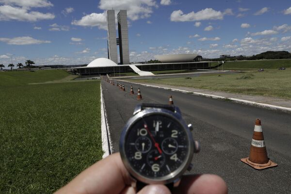 Đồng hồ đối diện Quốc hội Brazil chỉ 12 giờ trưa trong đại dịch coronavirus - Sputnik Việt Nam