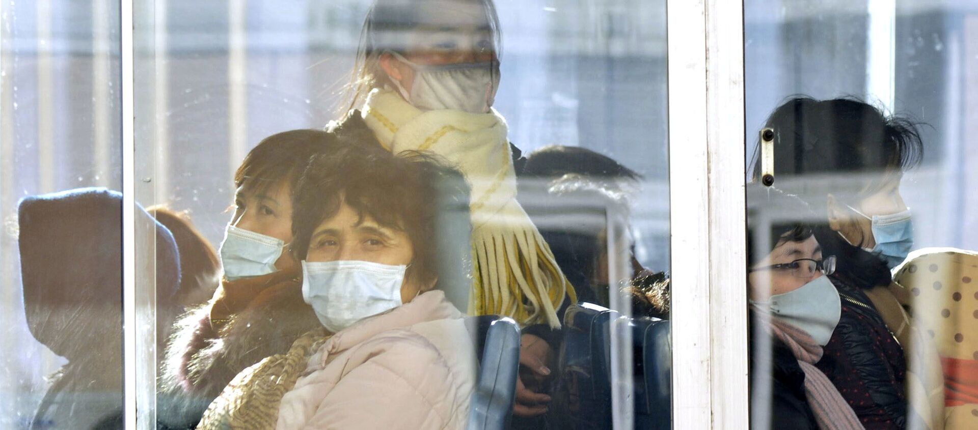 Hành khách xe buýt trong mặt nạ y tế. Bắc Triều Tiên - Sputnik Việt Nam, 1920, 02.04.2020