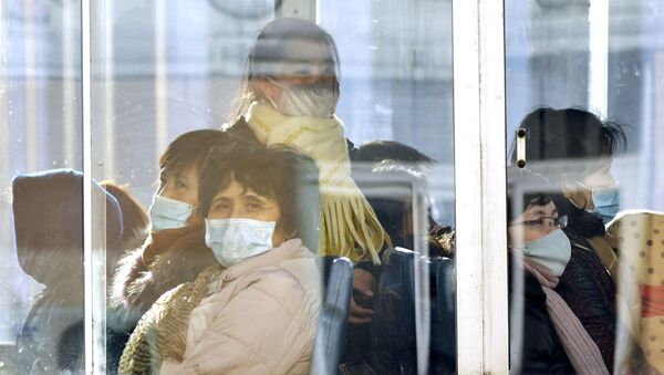 Hành khách xe buýt trong mặt nạ y tế. Bắc Triều Tiên - Sputnik Việt Nam