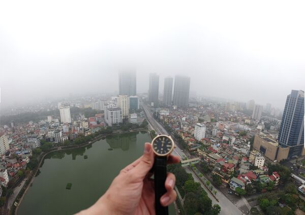 Đồng hồ chỉ 12 giờ trưa trên nền phong cảnh Hà Nội - Sputnik Việt Nam