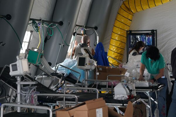 Thiết bị y tế và giường trong bệnh viện dã chiến ở Công viên Trung tâm New York - Sputnik Việt Nam