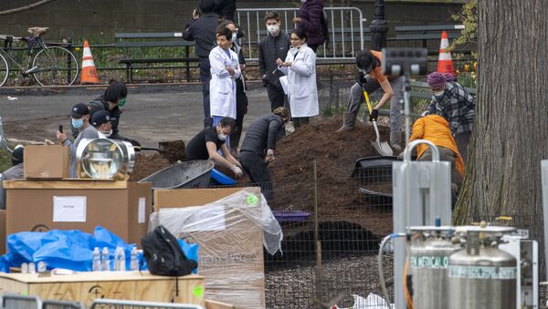 Nhân viên Tổ chức nhân đạo quốc tế Samaritans Purse và nhân viên y tế  bệnh viện dã chiến ở Công viên Trung tâm, New York - Sputnik Việt Nam