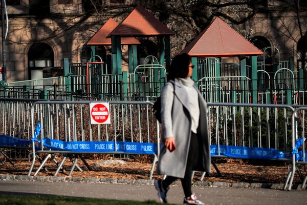Người phụ nữ đi qua hàng rào bên sân chơi ở Công viên Trung tâm New York  - Sputnik Việt Nam