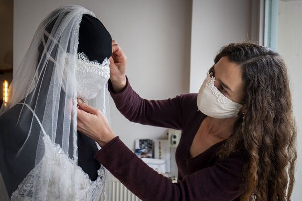 Nhà thiết kế hoàn thiện chiếc váy cưới với khẩu trang trong cửa hàng ở Berlin - Sputnik Việt Nam