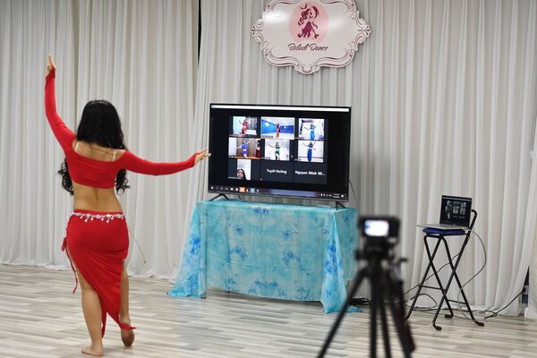 Giáo viên khiêu vũ trong buổi dạy trực tuyến tại Hà Nội, Việt Nam.  - Sputnik Việt Nam