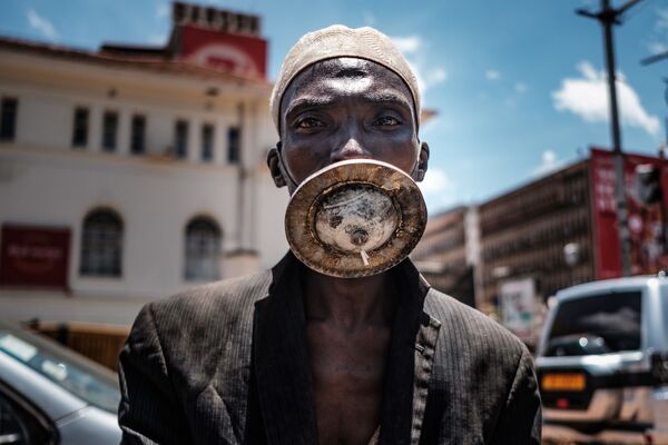 Người đàn ông đeo khẩu trang tự chế ở Kampala, Uganda. - Sputnik Việt Nam