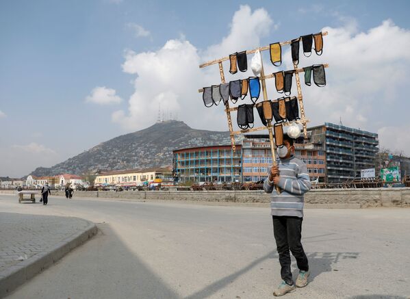 Cậu bé Afghanistan bán khẩu trang ở Kabul - Sputnik Việt Nam