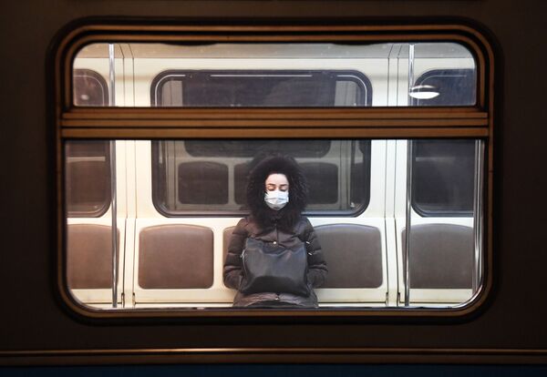 Cô gái trong tàu điện ngầm ở Moskva trong giai đoạn kiểm dịch - Sputnik Việt Nam
