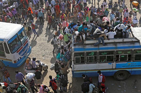 Công nhân nhập cư trên xe buýt đông đúc ở Ấn Độ - Sputnik Việt Nam