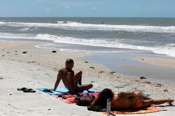 Mọi người nghỉ ngơi trên bãi biển Treasure Island ở Hoa Kỳ mặc dù đã bị đóng cửa do đại dịch coronavirus - Sputnik Việt Nam