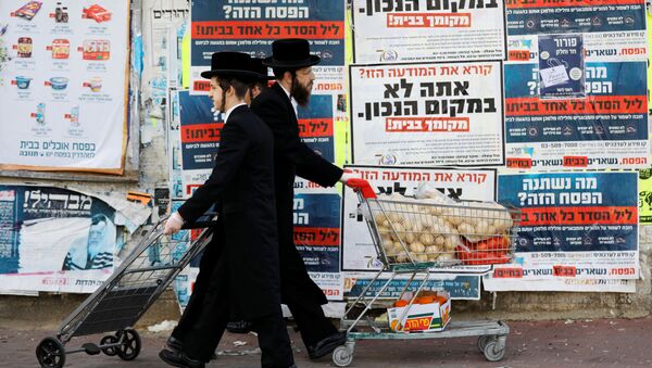 Ультраортодоксальные евреи проходят мимо информационных щитов, призывающих оставаться дома из-за коронавируса в Ашдоде, Израиль - Sputnik Việt Nam