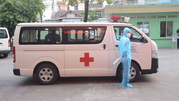 Xe chuyên dụng chở bệnh nhân COVID-19 số 68 về nhà và tiếp tục cách ly 14 ngày theo quy định. - Sputnik Việt Nam