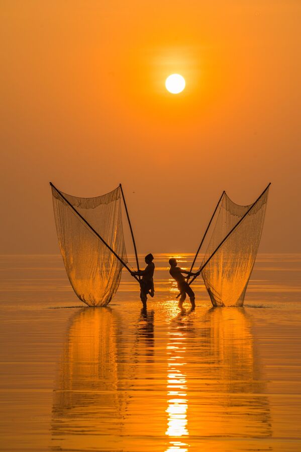 Bức ảnh Ngư dân lúc bình minh của nhiếp ảnh gia Việt Nam, được trình bày tại cuộc thi The World's Best Photos of #Water2020 - Sputnik Việt Nam