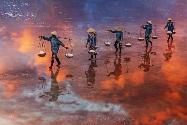 Bức ảnh Hoàng hôn trên đồng muối Ninh Diêm Khánh Hòa của nhiếp ảnh gia Việt Nam, được trình bày tại cuộc thi The World's Best Photos of #Water2020 - Sputnik Việt Nam