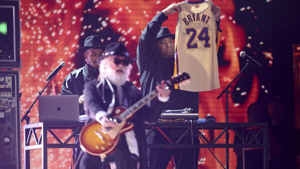 DJ Joseph Simmons với chiếc áo phông của cầu thủ bóng rổ quá cố Kobe Bryant tại lễ trao giải Grammy ở Los Angeles. - Sputnik Việt Nam