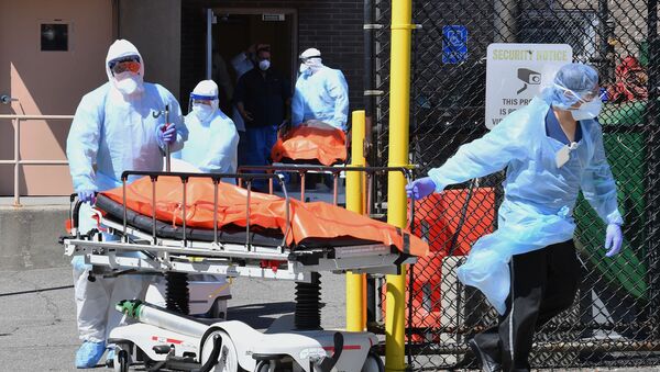 Nhân viên y tế chuyển các thi thể từ Trung tâm Y tế Wyckoff Heights đến tủ lạnh ở Brooklyn, New York - Sputnik Việt Nam