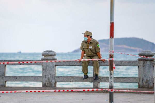 Cảnh sát trên một bãi biển đóng cửa ở Nha Trang, Việt Nam - Sputnik Việt Nam