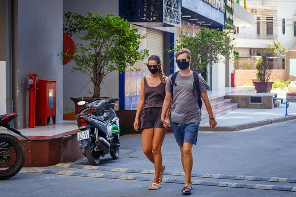 Khách du lịch đeo khẩu trang bảo vệ tại thành phố nghỉ mát Nha Trang tại Việt Nam - Sputnik Việt Nam