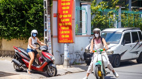 Khách du lịch đeo khẩu trang đi xe máy ở Nha Trang, Việt Nam - Sputnik Việt Nam